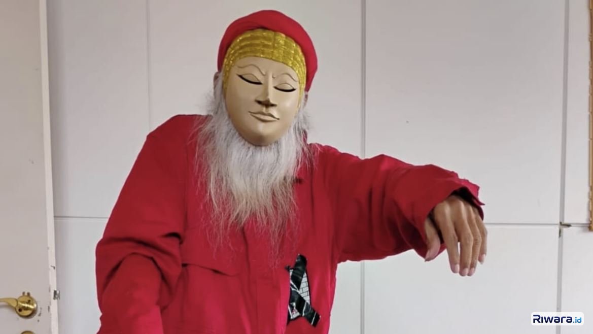 Mugiyono Kasido dengan topeng panji